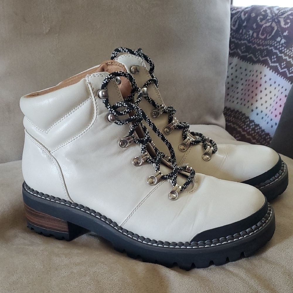 Universal Thread Women's Cream faux Leather Ankle Boots Size 8 1/2